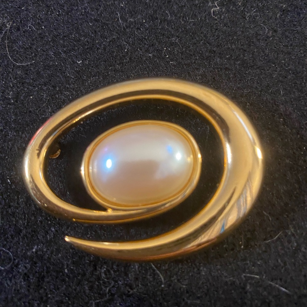Vintage MONET Faux White Pearl Cabochon With Gold Tone Swirl Brooch - Picture 2 of 2